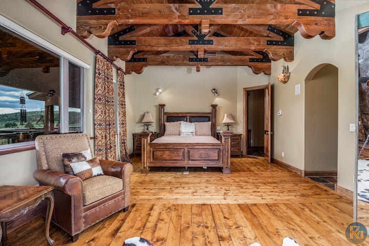 Waouh ! Puis-je simplement rester au lit toute la journée et lire un bon livre ? La belle suite parentale (suite nuptiale) offre une vue à couper le souffle, s'ouvre sur la terrasse, une salle de bain principale incroyable attenante et un immense placard !