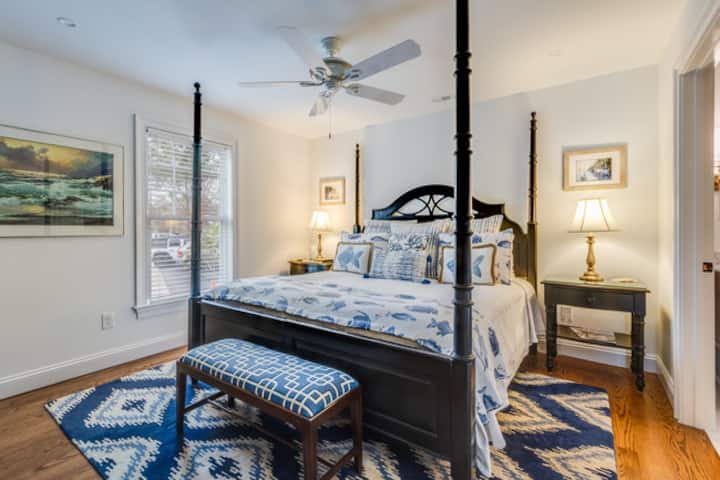 この寝室は家の裏の1階にあり、快適なキングサイズベッドがあります。 ここでは、2階のアクティビティから離れて、リラックスする準備ができています。   
