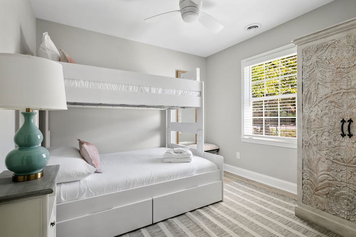 Spálňa 3 - poschodová posteľ s oddelenými posteľami 