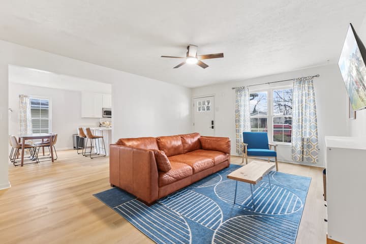 Bike Path Bungalow: Modern Stay Near Downtown - 블루밍턴