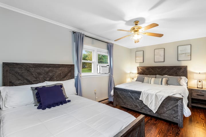 תיהנו משינה נינוחה להפליא. מיטת קינג ומיטה זוגית עם יחידת מיזוג אוויר בחלון.