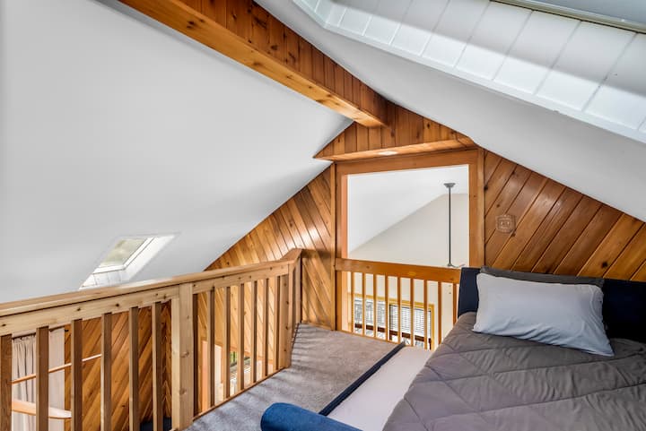 *שימו לב* המיטות ממוקמות באזור הלופט העליון, שאליו ניתן להגיע דרך גרם מדרגות בגודל מלא. יש מזגן בחלון חדר הרחצה, שעוזר לקרר את הנכס.