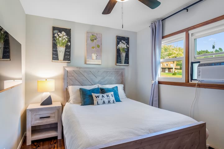 להתרחק לשינה בנוחות מפוארת במיטה בגודל קווין סייז, שנועדה לספק שינה שלווה ומרעננת. חימום בחורף, מיזוג אוויר בקיץ. טלוויזיה חכמה. תמיד הכי טוב להתעורר על האגם!