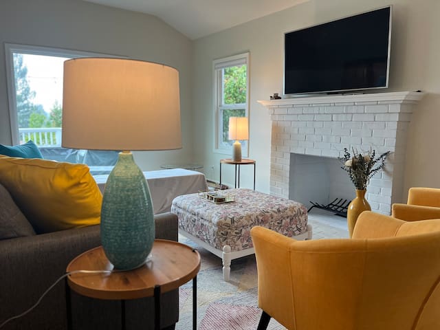 Sunny Montclair Retreat: Charming 3 Bedroom Home. gallery image 3