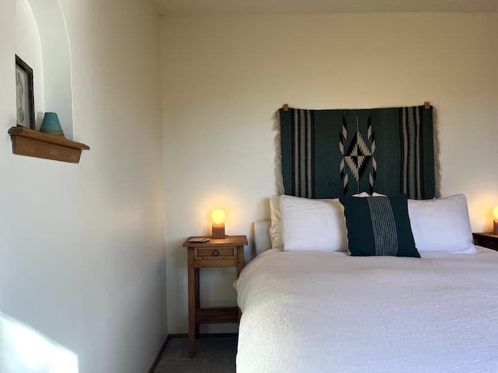 Das Hauptschlafzimmer verfügt über ein südwestliches Design mit Queensize-Bett (mit Bettwäsche/Daunendecke) und einem Schrankraum von Wand zu Wand.