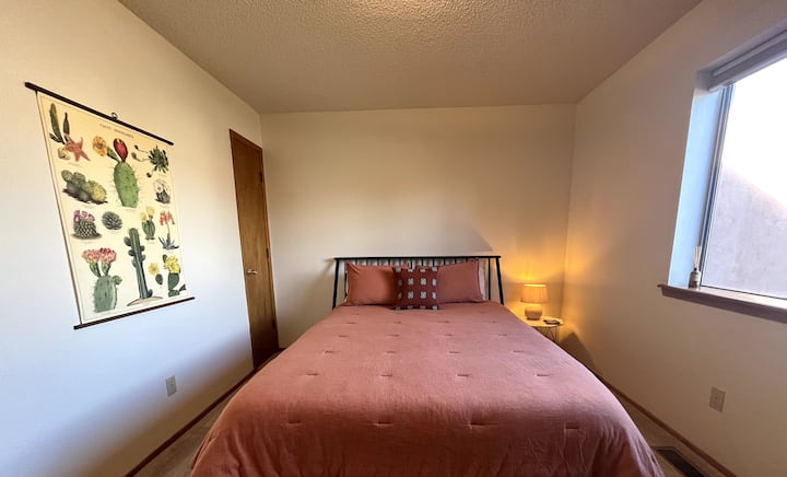 Zweites Schlafzimmer mit Queensize-Bett und ausreichend Stauraum.