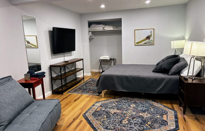 مريحة ومتعددة الاستخدامات: تحتوي غرفة النوم الثالثة الواسعة هذه على سرير بحجم كوين وتلفزيون ذكي ومنطقة جلوس مريحة. مع الديكور المدروس والتخزين العملي، فهو مثالي للاسترخاء بعد يوم من استكشاف بوكونوس.