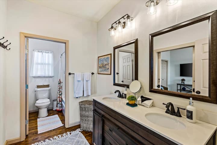 مصممة للراحة والراحة أحواض ✨ مزدوجة لمساحة إضافية، مع باب منفصل يؤدي إلى المرحاض وحوض الاستحمام لمزيد من الخصوصية والأداء الوظيفي.