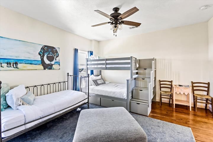 أسرّة بطابقين = متعة لا نهاية لها! ️ مثالية للأطفال (أو الأطفال في القلب) لصنع الذكريات ومشاركة الضحك والاستمتاع بكل مغامرة.