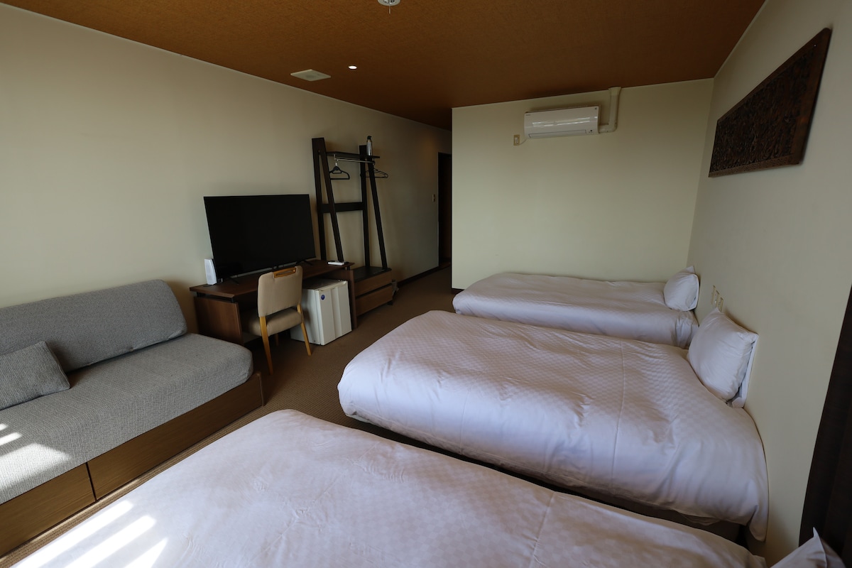 寝室# 3
Hay un inodoro y un baño con ducha en este dormitorio.
El baño completo está en este dormitorio.