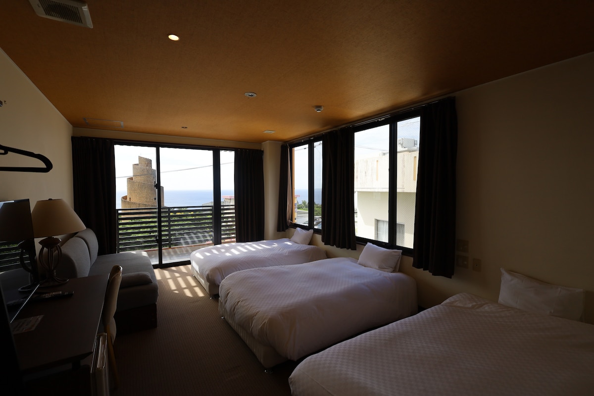 Habitación #2
Hay un inodoro y un baño con ducha en este dormitorio.
El baño completo está en este dormitorio.