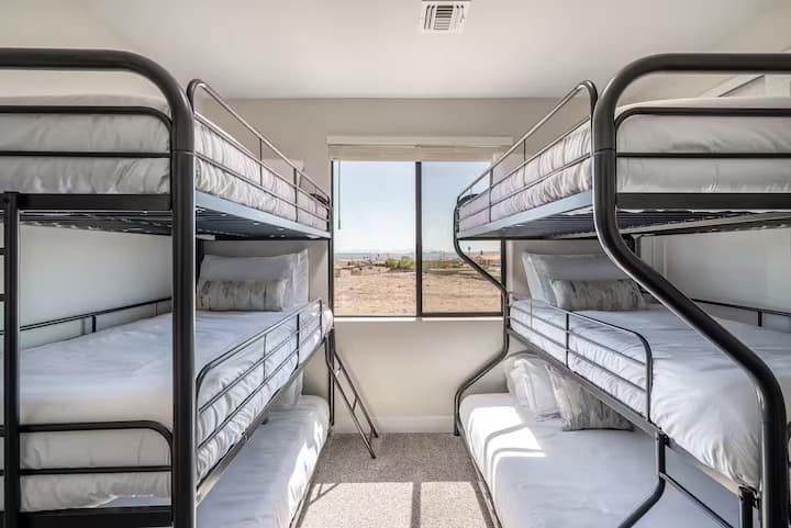 Cada habitación está diseñada para la comodidad, con lujosas camas y sábanas de alta calidad para garantizar una noche de sueño reparador. Con espacio para dormir un total de 16 personas, este alojamiento es perfecto para grupos grandes o escapadas familiares.
