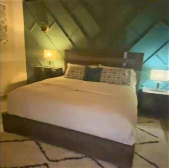 主卧配有独立浴室和阳台。