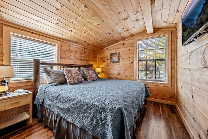 Located on the 2nd floor- 1 King bed with closet on 2nd floor. Roku TV (bring your own passwords for Netflix, Disney, etc).