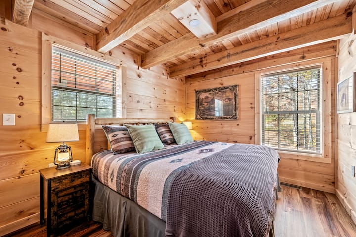 Located on the first floor- 1 King bed with closet and en suite bathroom. Roku TV (bring your own passwords for Netflix, Disney, etc).