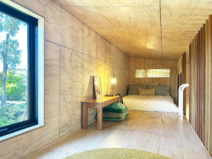 Sinta uma sensação de aventura dormindo neste espaço elevado.

**Por favor, segure o corrimão e esteja atento ao seu degrau. 
Os sapatos devem ser removidos antes de subir as escadas e não há consumo de álcool no loft.

**Não adequado para crianças menores de 10 anos.
