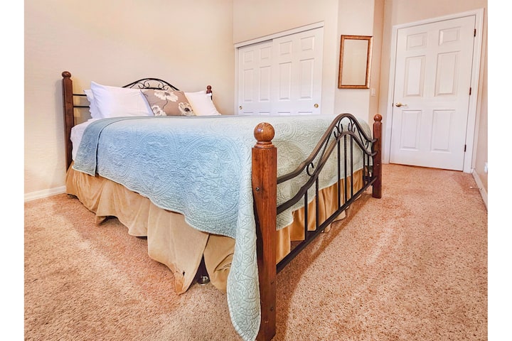 Chambre avec matelas double et oreillers moelleux entièrement enfermés pour votre sécurité !