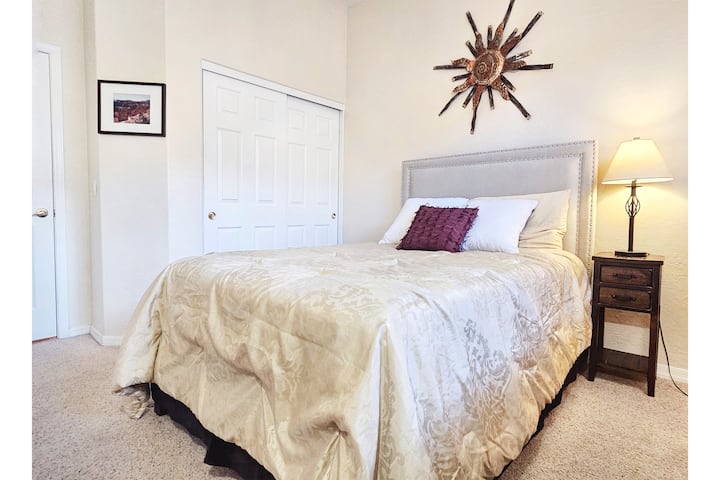 Chambre avec matelas double et oreillers moelleux entièrement enfermés pour votre sécurité !