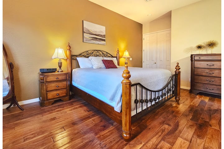 Chambre principale avec matelas et oreillers moelleux, matelas King Size et oreillers entièrement enfermés pour votre sécurité !