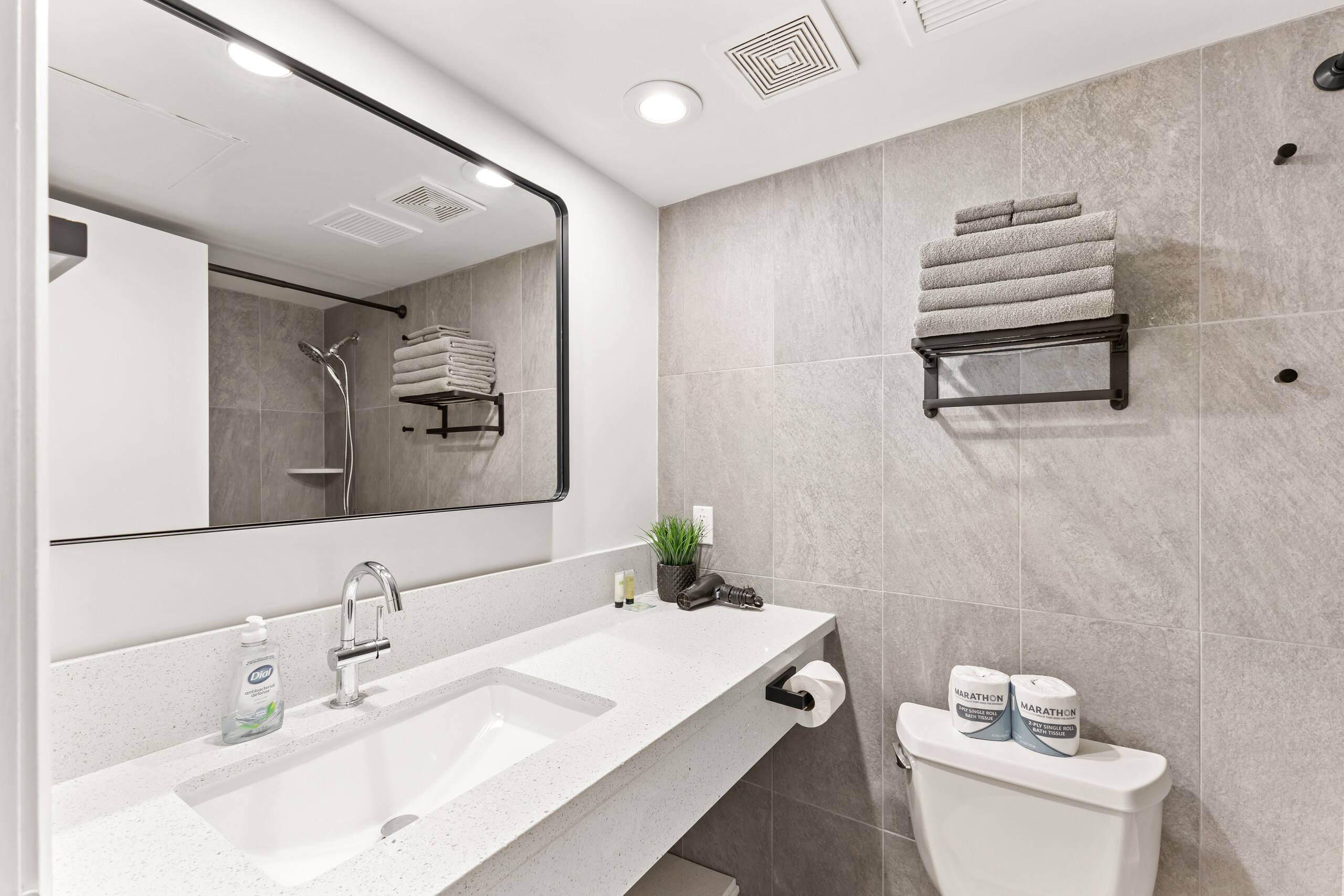 Free Parking & Great Location! Aqua Palms Waikiki - Image 7