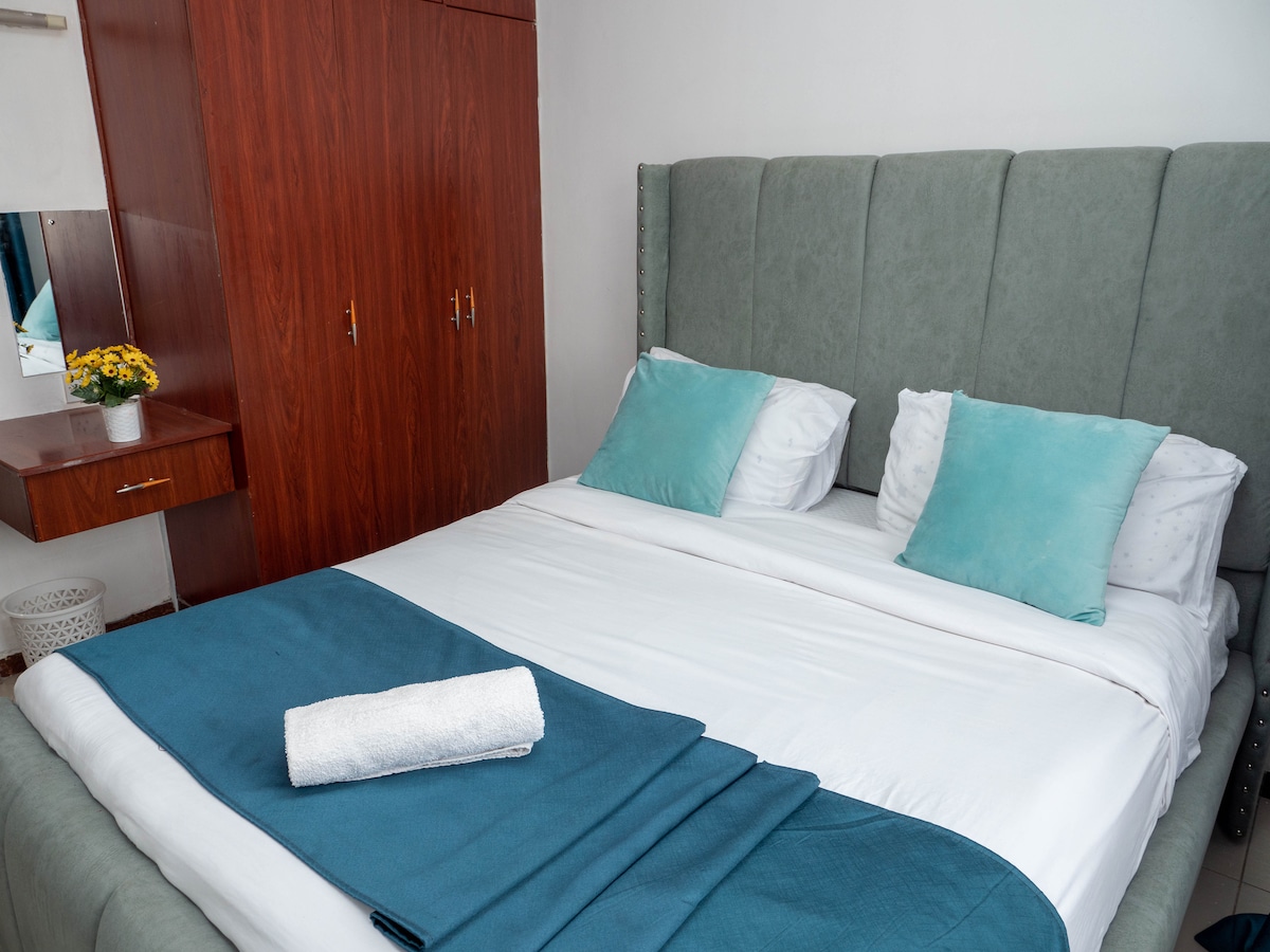 Desempaca y acomódate con un amplio espacio de almacenamiento en el gran armario, haciendo que tu estancia se sienta organizada y sin estrés.

