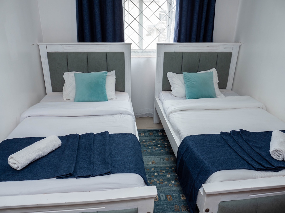 Amplia y moderna, esta habitación con dos camas individuales ofrece un espacio limpio y acogedor donde los huéspedes pueden recargar energías después de un día ajetreado.
