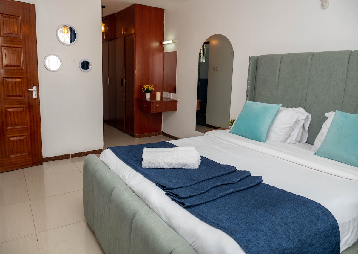 Entra en el dormitorio principal con un gran armario y una decoración elegante, que te invita a relajarte con comodidad.
