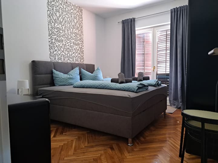 Schlafzimmer 1