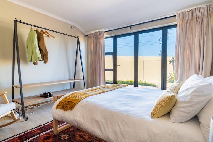 15 Min From The Beach | Prestine Family House gallery image 4