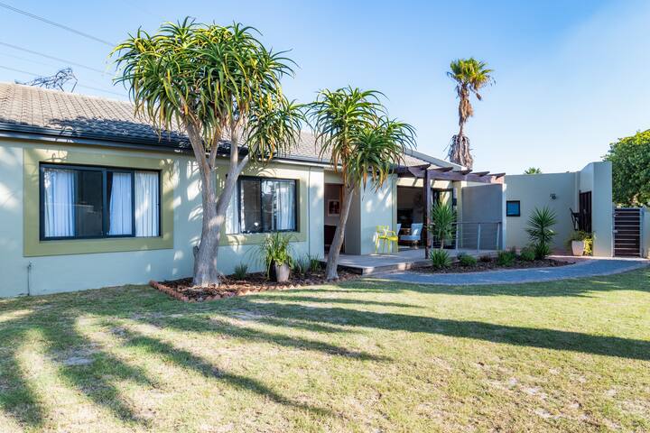 15 Min From The Beach | Prestine Family House gallery image 2