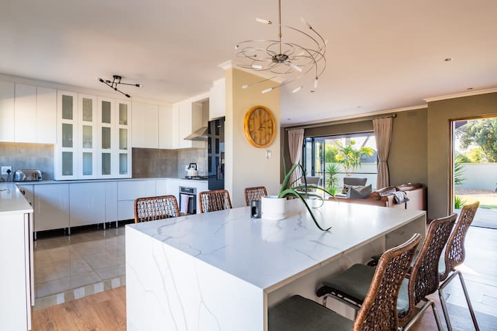 15 Min From The Beach | Prestine Family House