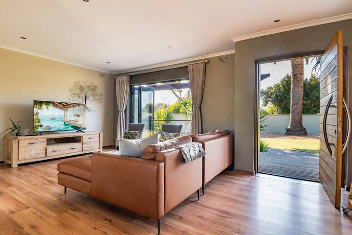 15 Min From The Beach | Prestine Family House gallery image 3