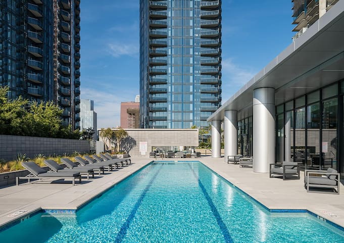 Downtown LA – Skyline 3 BD Suite gallery image 2