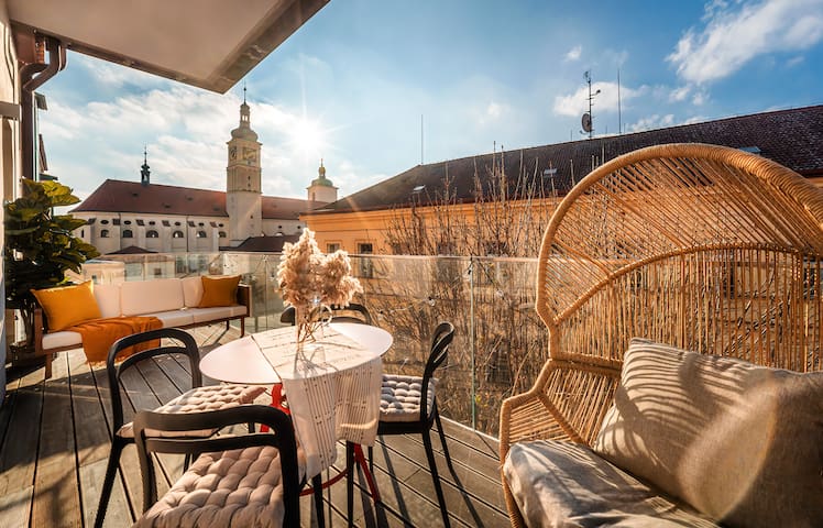 OLD TOWN 4BR James Bond Apartment + Terrace