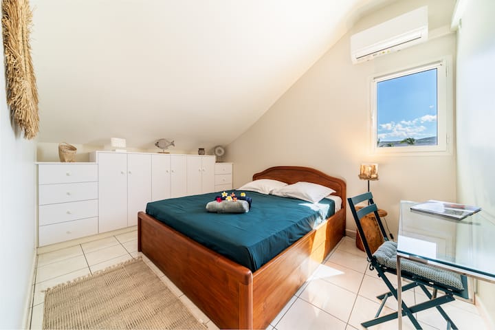 Chambre n°2. Etage.

Vue montagne. Chambre lumineuse. 

Tout est prêt pour passer un excellent moment pendant votre séjour.

Adepte de la randonnée ou des plaisirs de la plage, il sera temps de vous relaxer après une excellente journée. 