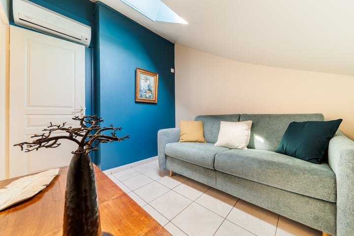 Chambre n°3. Lit Canapé 2 places.
Détente ou Espace travail.

Profitez de cette pièce inspirante, lumineuse pour lire, pour vous détendre, pour travailler dans les meilleures conditions. 
A votre convenance.