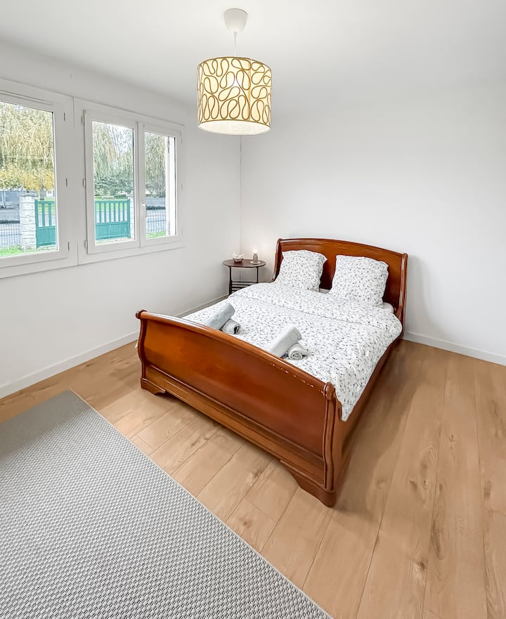 Acogedora habitación con cama doble, espacio de almacenamiento y gran luminosidad. Ideal para una noche de descanso tranquilo.