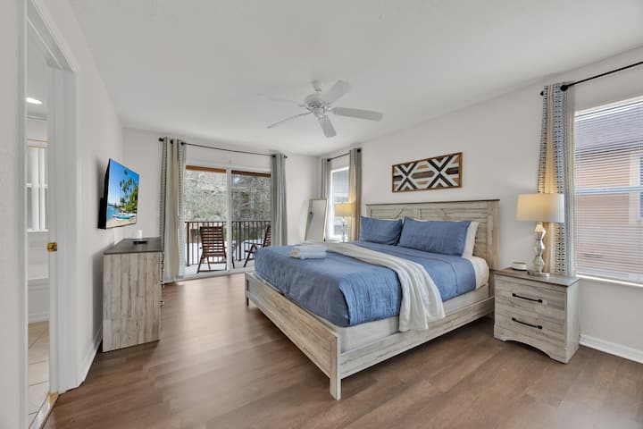 带加大双人床的主卧套房，带私人阳台。  早晨享用咖啡，晚上享用鸡尾酒 