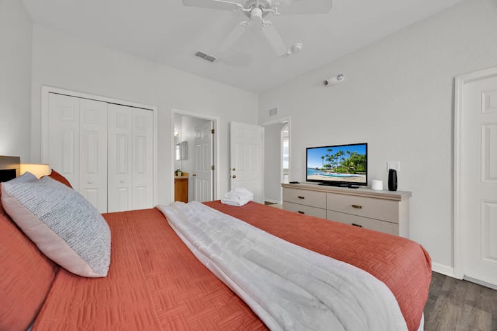 加大双人床-宽敞的主卧套房位于一楼，设有从外面/内部的私人通道门，如果需要，以保护隐私