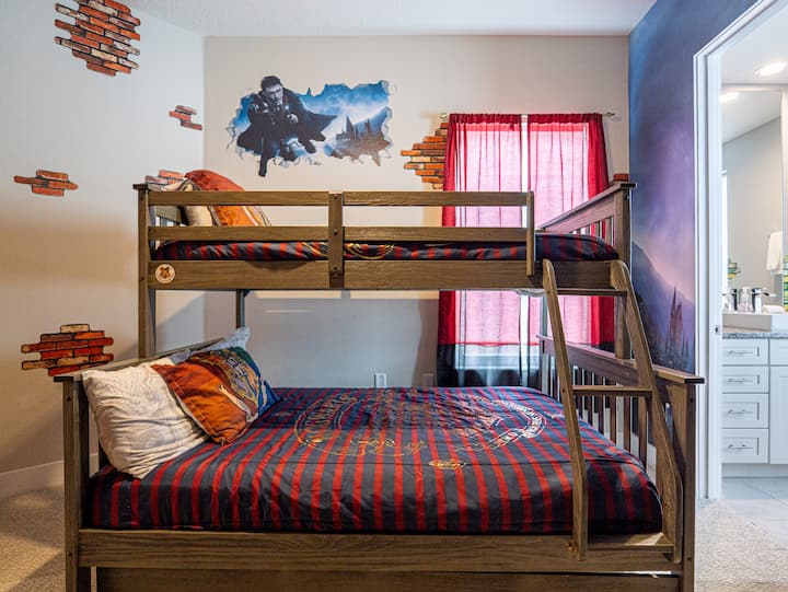 Მეორე სართულის საძინებელი ერთი სავსე საწოლით და ორი ორადგილიანი საწოლით