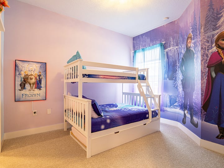 Მეორე სართულის საწოლი ერთი სავსე საწოლითა და ორი ორადგილიანი საწოლით