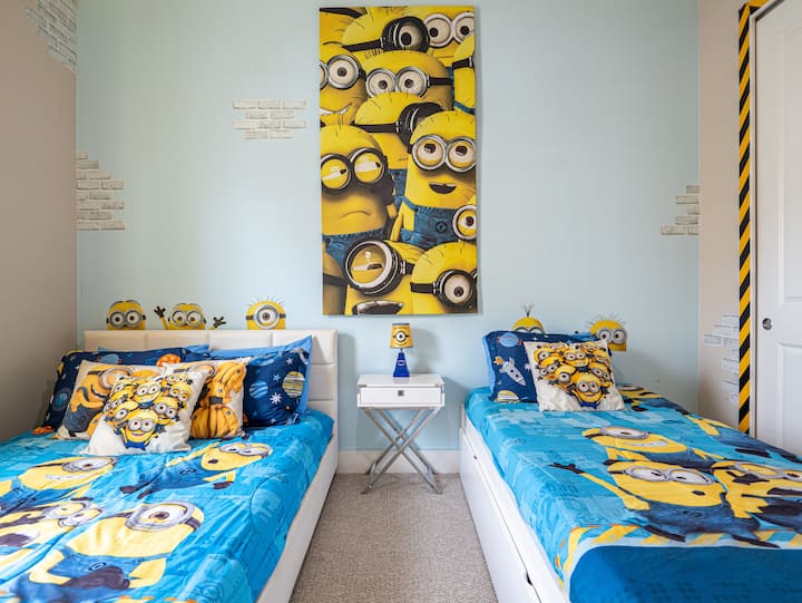 Პირველი სართულის საძინებელი, ერთი სრული საწოლი, ერთი ორადგილიანი საწოლი, რომლის ქვეშაც არის ერთი საბარგულიანი ორადგილიანი საწოლი