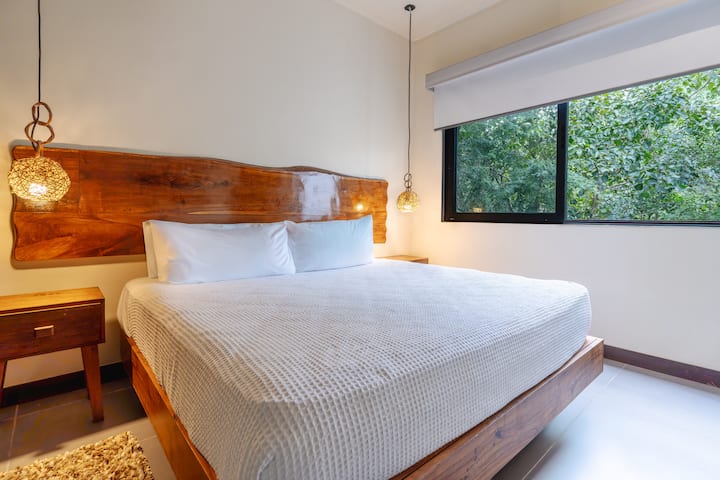 ห้องพักชั้น 2 พร้อมทางออกจากุซซี่และห้องน้ำส่วนตัว