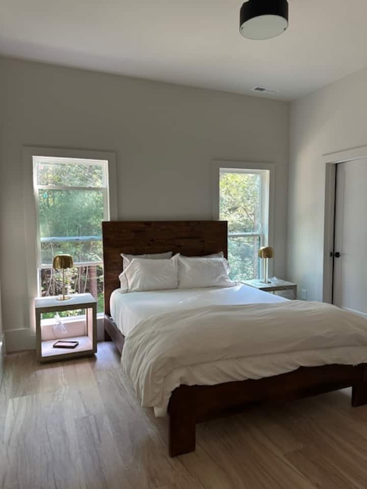 Სტუმრების საძინებელი, ტყის სრული ხედი.  10' ჭერი.  Აბაზანა პატარა დერეფნის გადაღმაა.  Შენიშვნა: ეს არის შუალედური ფოტოები ფანჯრის ფერებში, გადასაფარებლებამდე, ხალიჩამდე, კომოდამდე და ა.შ.  Დამატებითი ფოტოები, რომლებიც ოქტომბრის დასაწყისში უნდა დაურთოთ.