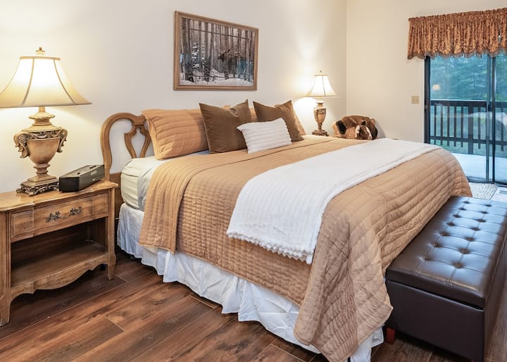 Ძირითადი საძინებელი მთავარ სართულზეა, რომელშიც არის სააბაზანო, რომელშიც არის საშხაპე და ჯაკუზი.