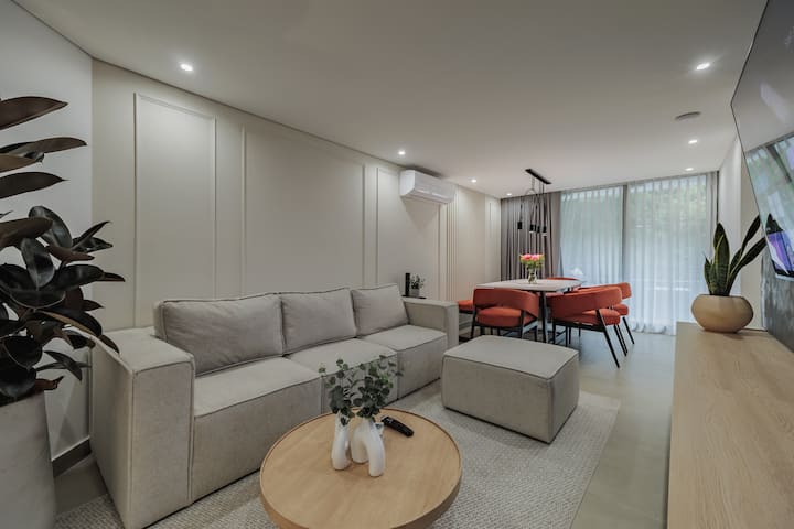 Smart Luxe 2br/2ba With King Bed & Fast Wi-fi - Medellín