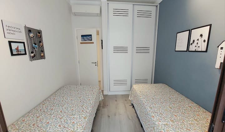 חדר יחיד. המיטה הנוספת נמצאת מתחת לאחת ממיטות יחיד. ארון גדול.