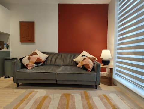 Top Airbnb: Chic & Cozy Chertsey Flat with Free Parking & WiFi in Runnymede