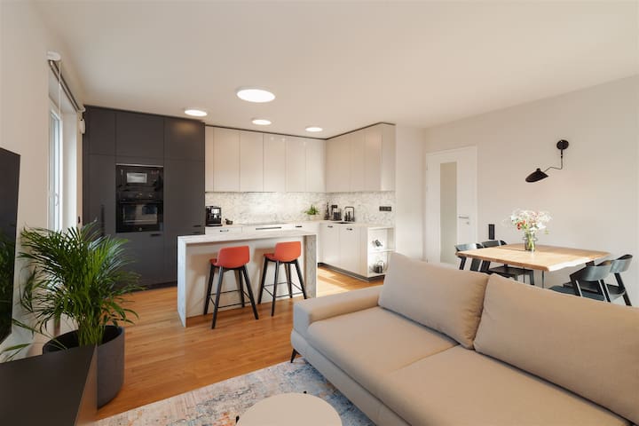 2BR Sunny Home-Metro, 2xGarage,PS5, FastWifi