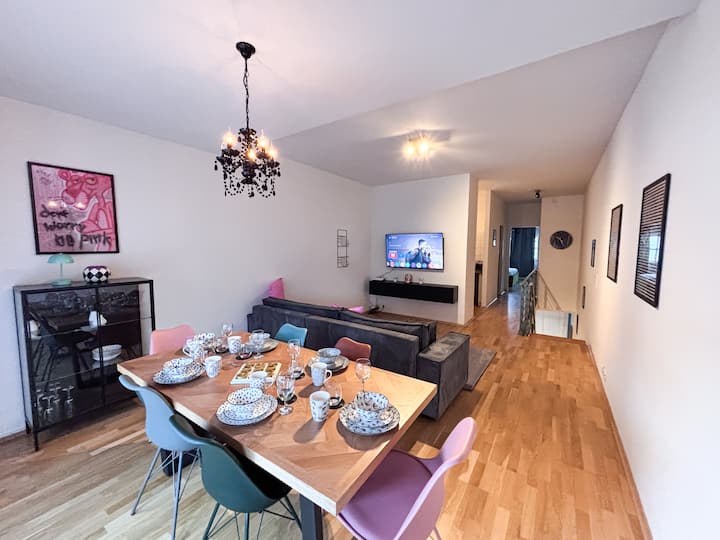 Изглед от всекидневната към горния етаж